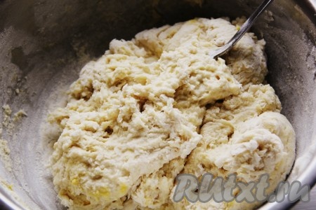 Через 20-30 минут добавляем соль, растительное масло и яйца в миску с мукой и дрожжами. Деревянной ложкой начинаем вымешивать полученную массу. Вымешиваем до однородного состояния.
