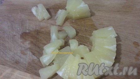 Нарезать ананас ломтиками и сцедить сок (если консервированый).
