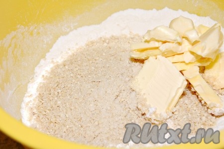 Соединить в миске просеянную муку, измельченные орехи, сахарную пудру, сливочное масло, воду.