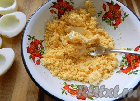 Смешать желтки со сливочным сыром. Если масса покажется вам сухой, добавьте 1 чайную ложку сметаны или майонеза.
