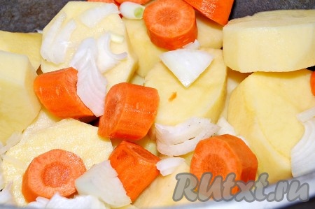 Картошку и морковь нарезать крупно, а репчатый лук помельче. Нарезанные овощи уложить на дно кастрюли.