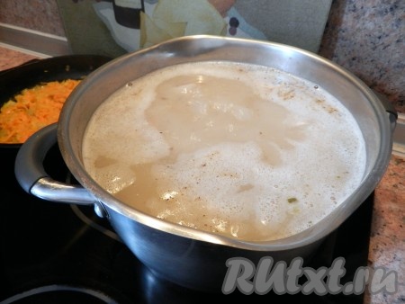 В кипящий бульон выложить пюре из фасоли, размешать, чтобы оно полностью растворилось. Затем добавить целую фасоль и куриное мясо. Довести до кипения.