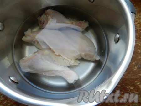 Куриное мясо залить двумя литрами холодной воды и поставить варить. Когда вода закипит, снять пену и варить куриный бульон до готовности примерно 30 минут.