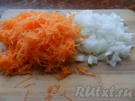 Мелко нарезать луковицу, морковь натереть на терке.