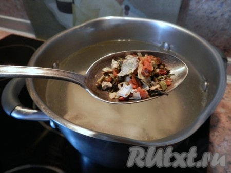 Когда куриный бульон сварится, добавить сухие овощи, соль, черный молотый перец.