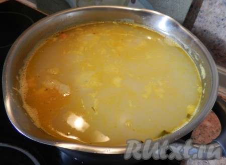 Положить в суп заправку из лука и моркови, добавить лавровый лист, довести до кипения и выключить. Дать супу настояться 20 минут и подавать.