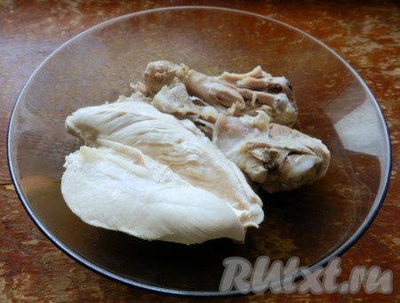 Вытащить из бульона куриное мясо и разрезать его на кусочки.