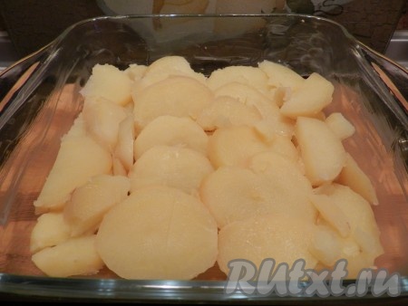 Форму для выпечки смазать сливочным маслом. Выложить слой картофеля.