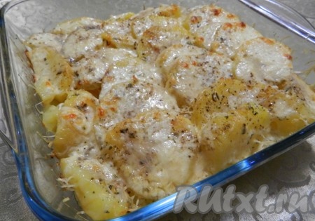 Поставить форму в духовку, разогретую до 190 градусов, запекать картошку под сыром и сливками 20 минут. Картофель должен зарумяниться.