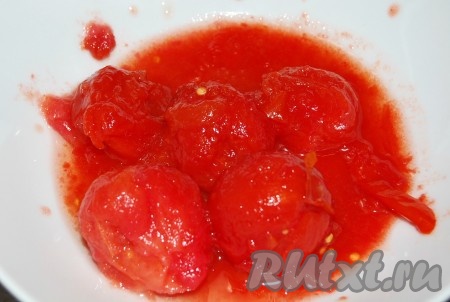 Сразу же опустить в бульон томаты в собственном соку, очищенные от кожицы.