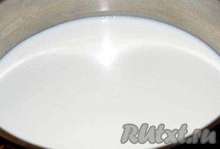 Молоко налить в кастрюльку или ковшик и довести до кипения.
