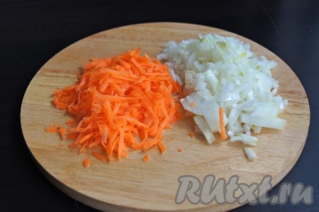 Морковь, лук очистить. Лук мелко нарезать, морковь натереть на крупной терке.