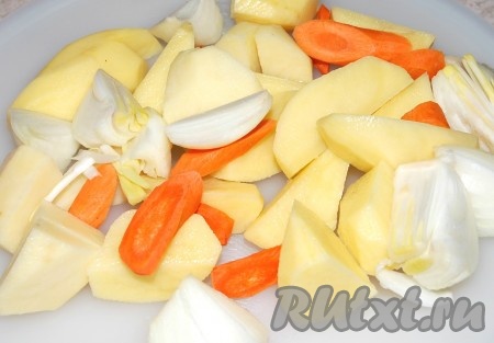 Подготовить картофель, морковь, лук. Очистить их от кожуры, нарезать крупными кусочками.
