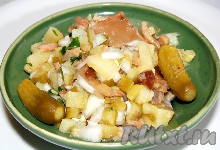 Вкусный, сытный картофельный салат, приготовленный с солёными грибами и огурцами, выложить в салатницу и подать на стол.