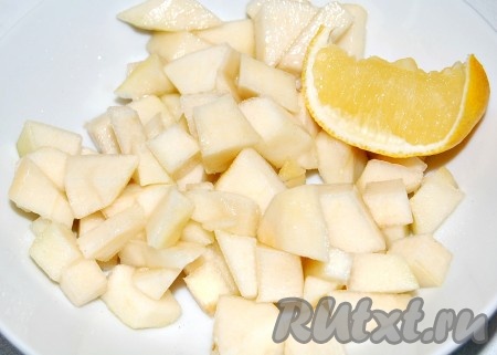 Очистить груши от кожуры и нарезать небольшими кубиками. Выжать сок лимона на грушу, чтобы она не потемнела.
