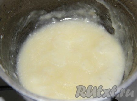 Тонкой струйкой влить кипяток и варить при постоянном помешивании до загустения. В соус добавить выдавленный чеснок.
