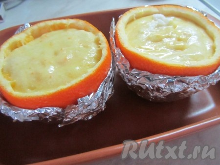 Взбейте яичные белки в крутую пену и добавьте в апельсиновую смесь.
Поставьте формочки на противень. Выложите смесь для суфле в 2 апельсиновые корки и запекайте 20-25 минут.