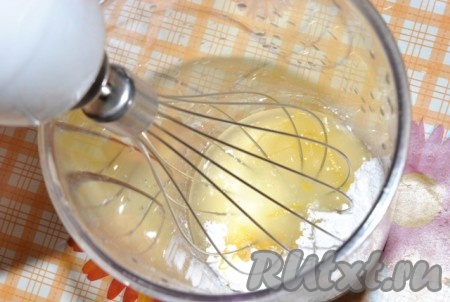 Готовый кекс достаём из духовки и даём ему немного остыть. Теперь приготовим глазурь, для этого нужно сахарную пудру взбить миксером с соком лимона в однородную массу.
