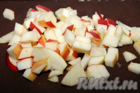 Яблоко вместе с кожурой нарезать на мелкие кубики.