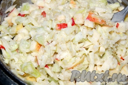 Вылить заправку в салат с капустой, сельдереем, яблоком и как следует размешать.