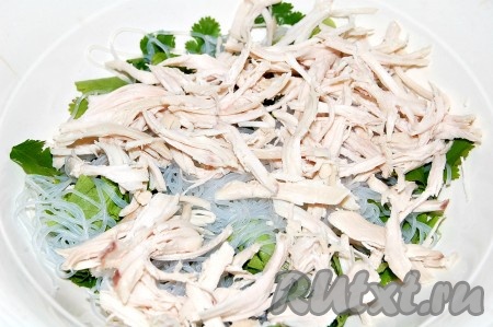 Вареное филе курицы разобрать на волокна и добавить в миску к салату.