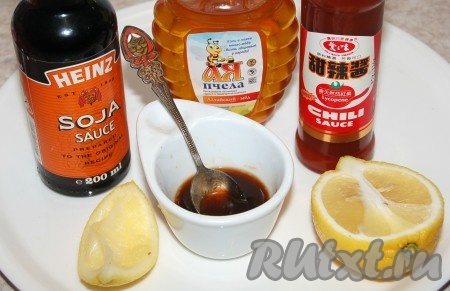 Для заправки вьетнамского салата смешать все ингредиенты и перемешать, чтобы мёд полностью растворился.
