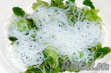 Рисовую вермишель добавить к листовому салату.