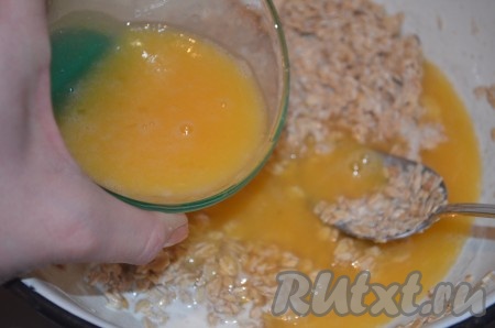 Яйца взбить с сахаром, добавить к овсяным хлопьям и хорошо перемешать тесто.

