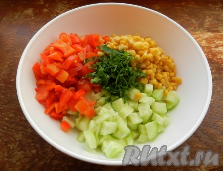 Сложить нарезанные овощи в салатник, добавить консервированную кукурузу, мелко нарезанную петрушку, посолить и перемешать.