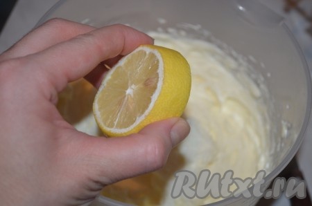 Добавляем лимонный сок, перемешиваем.