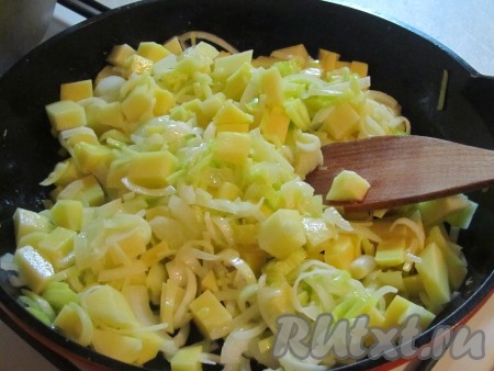 Добавьте картофель и обжарьте овощи на среднем огне, периодически помешивая, в течение 7 минут (до мягкости лука).
