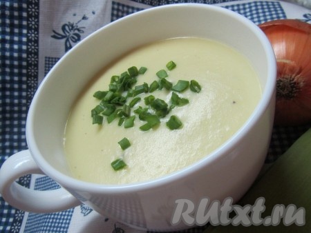 Очень вкусный и нежный крем-суп из лука-порея подавайте тёплым, украшенным зеленью.