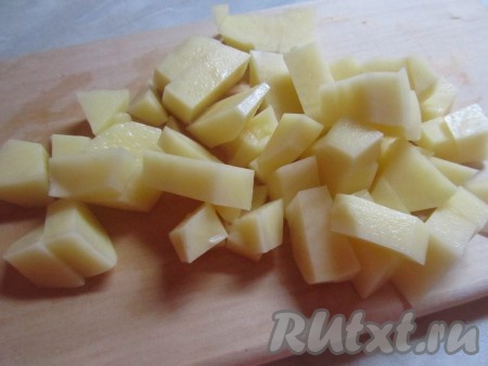 Очищенный картофель нарежьте кубиками. 
