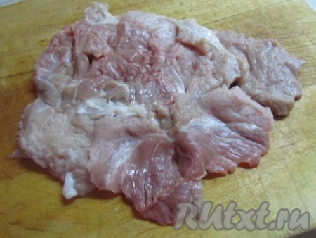 Кусочек мяса нужно тонко "открыть книжкой" - развернуть, чтобы получился пласт (можно просто отрезать кусок свинины, как для отбивной). 
