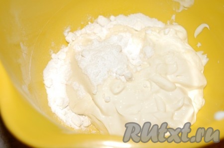Для начинки взбить сливки с сахарной пудрой до состояния крема.