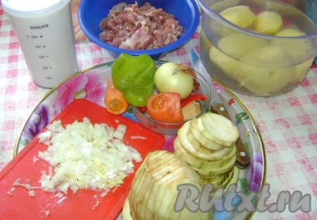 Ингредиенты для приготовления запеканки из индейки, картофеля и баклажанов