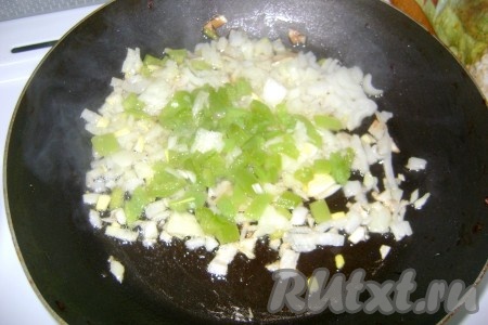 На сковороде с маслом обжарила лук, чеснок и болгарский перец (зеленый, а красный нужен для украшения) до мягкости.
