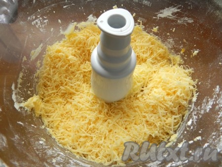 Добавить натертый на мелкой терке сыр.