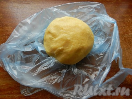 Замесить мягкое тесто. Тесто завернуть в чистый полиэтиленовый пакет или пищевую пленку и убрать в холодильник на 30 минут.
