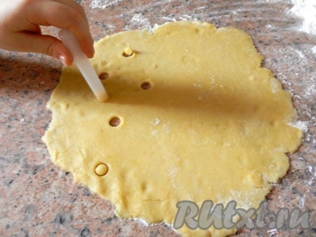 Каждую часть раскатать в пласт и вырезать печенья произвольной формы. Я решила придать печенью вид кусочков сыра, поэтому с помощью трубочки вырезала дырочки в тесте, а затем разрезала его на треугольники.