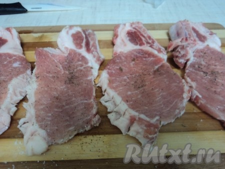 На свиных отбивных сделать небольшие надрезы в жировой прослойке.
