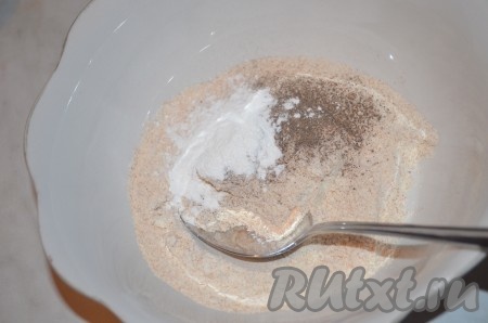 Муку просеять в миску, добавить соль, перец, разрыхлитель, перемешать.
