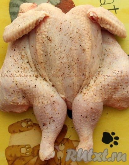 1. Цыпленка вымыть, обсушить. Разрезать тушку по позвоночнику, перевернуть и надавить на грудину. Извините за негуманное фото.
