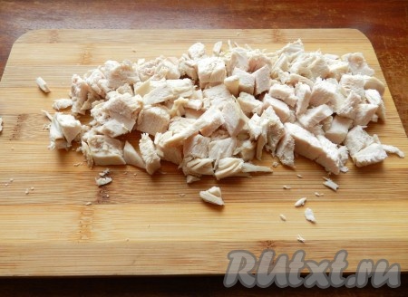 Куриное филе вымыть, опустить в кипящую подсоленную воду и сварить до готовности (в течение минут 25-30). Остудить и нарезать куриное мясо небольшими брусочками.