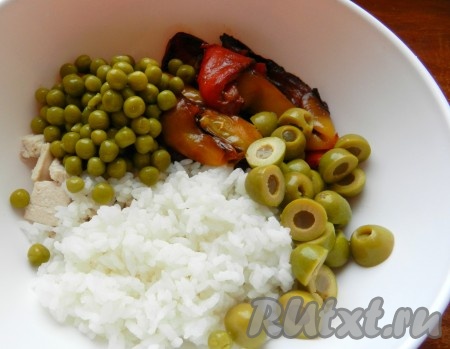 Рис, курицу, оливки, болгарский перец и зелёный горошек сложить в салатник.