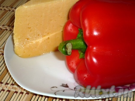 Подготовить сыр и болгарский перец.
