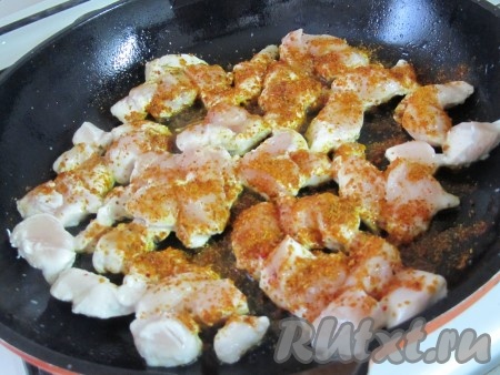 Обжарить курицу на растительном масле, присыпав мясо солью и острыми специями для курицы.