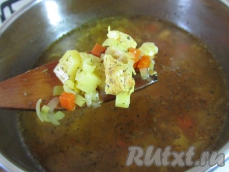 Пересыпаем наши овощи в кастрюлю, заливаем водой и добавляем обжаренную курочку (оставляем немного для украшения). Варим суп 10 минут, солим, перчим, добавляем базилик, сливки и доводим до кипения. Острый сливочный суп с курицей готов.

