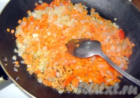 В сковороде с маслом пассировать овощи.
