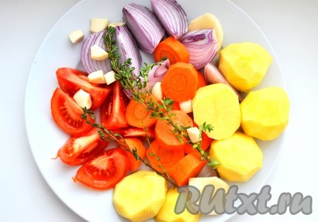 Лук, морковь, чеснок, картофель и помидоры нарезать небольшими ломтиками.
